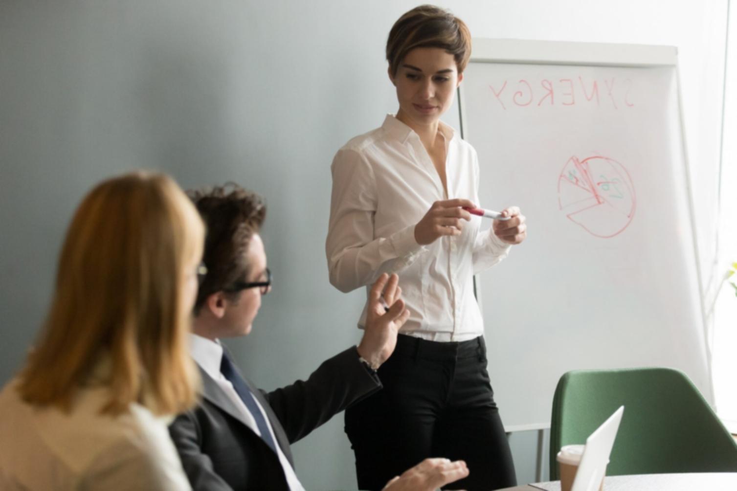 Professionnel analysant des données financières sur ordinateur